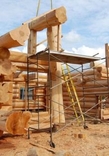 Процесс строительства бревенчатого дома