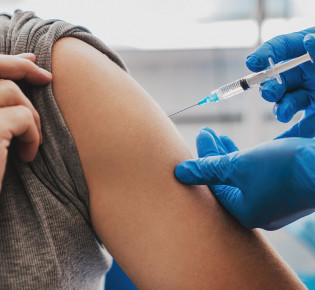 Вакцина от гриппа: защита не только от страшного вируса, но и от его последствий