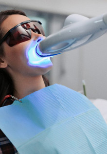 Преимущества отбеливания зубов в стоматологическом кабинете