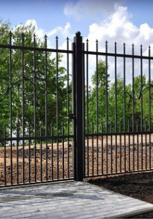 Плюсы металлических заборов