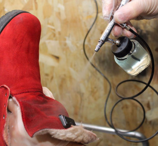 Как выполнить ремонт кожаной обуви в ателье?