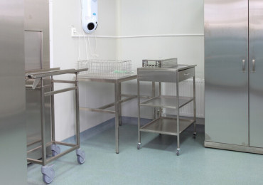 Манипуляционные тележки для медицины: удобство и надежность в одном решении