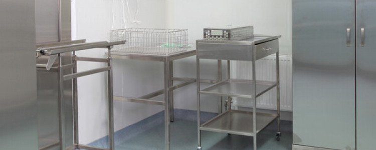 Манипуляционные тележки для медицины: удобство и надежность в одном решении