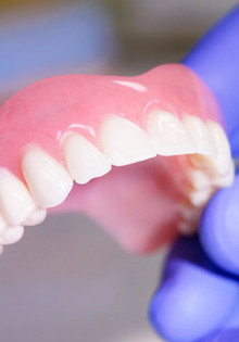 Съёмные протезы зубов: установка и уход