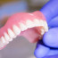 Съёмные протезы зубов: установка и уход
