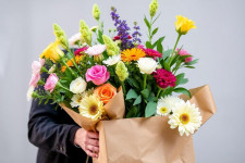 Служба доставки цветов: как выбрать, не попасть впросак и сделать подарок запоминающимся