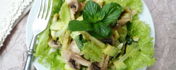 Вкусный и простой рецепт приготовления салата из жареных кабачков с сочными овощами