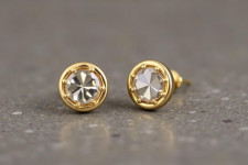 Где купить серьги-пусеты из золота по честной цене: подробный гид для грамотных покупателей