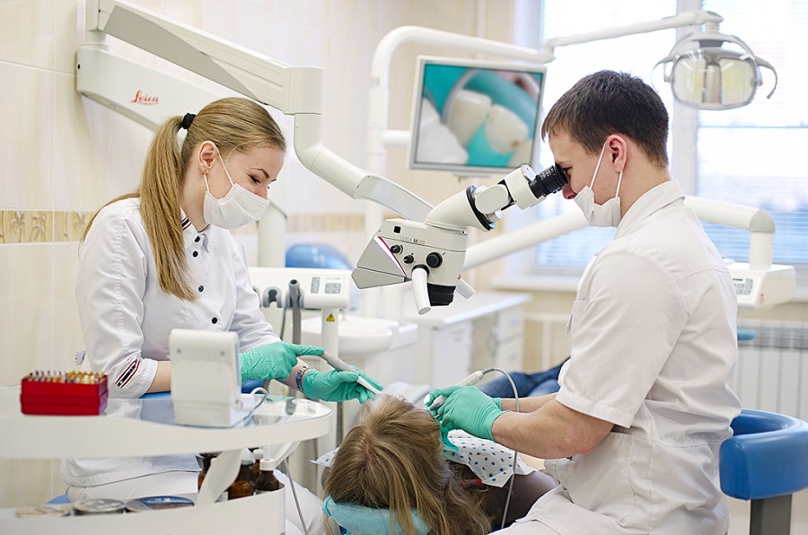 Современные методы лечения зубов под микроскопом
