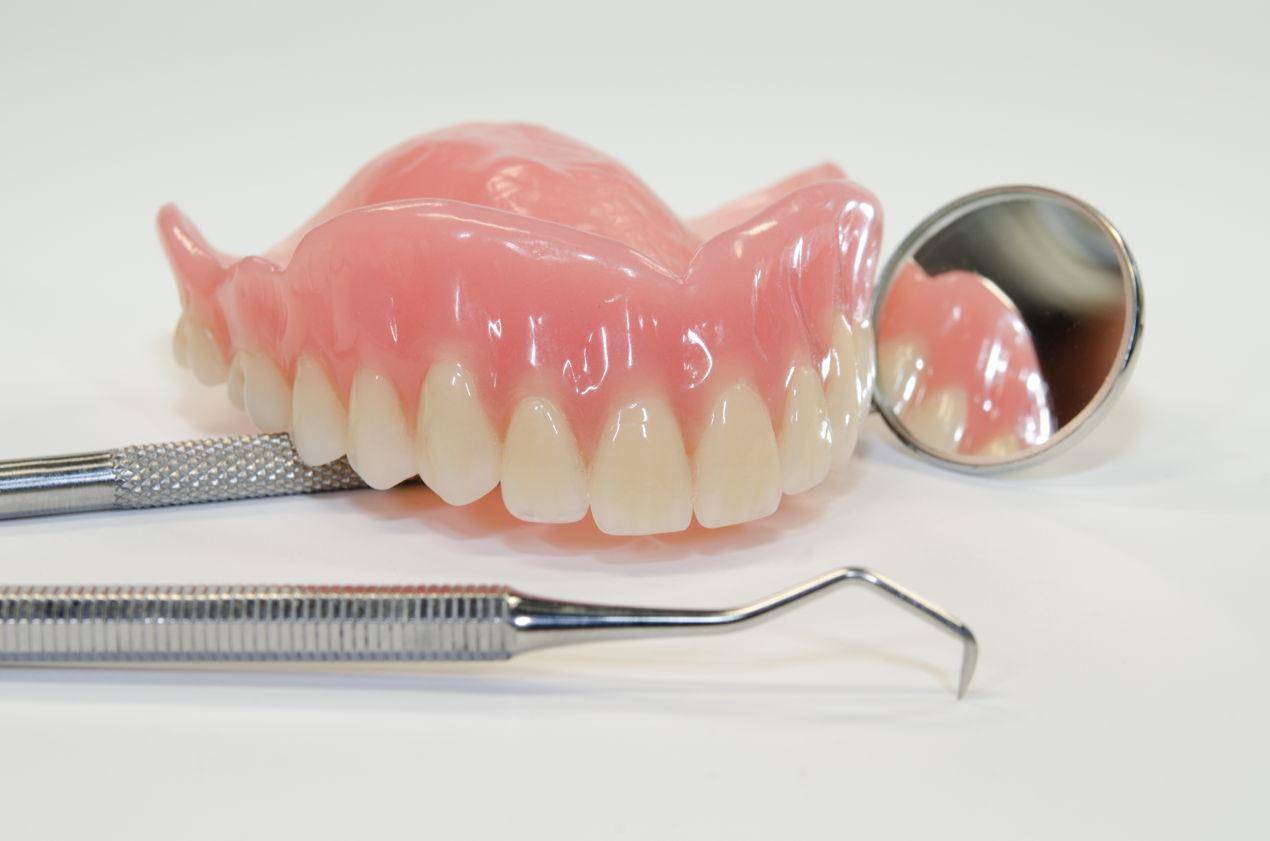 Съёмные протезы зубов: установка и уход