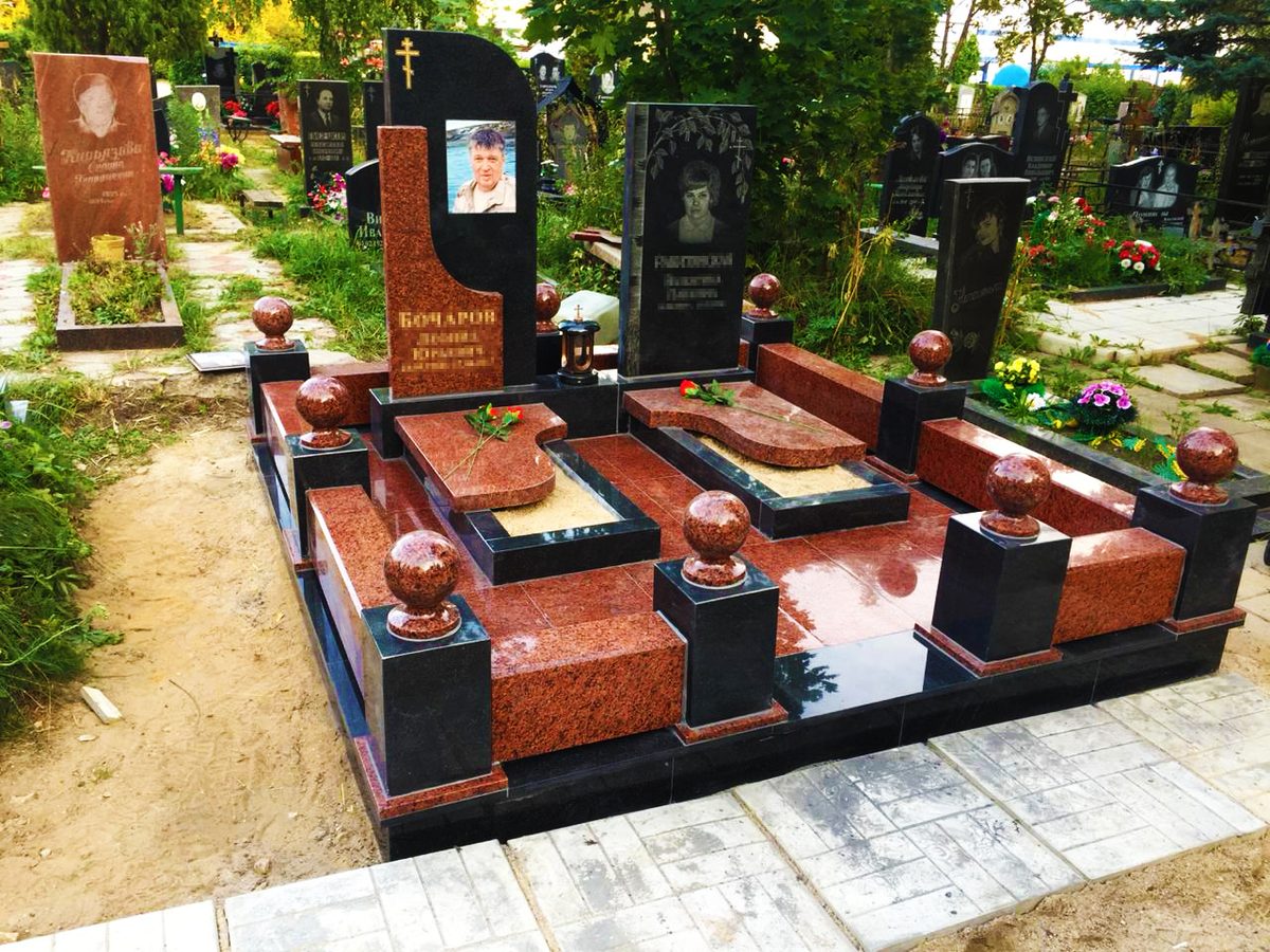 Маленькие надгробные плиты на могилу