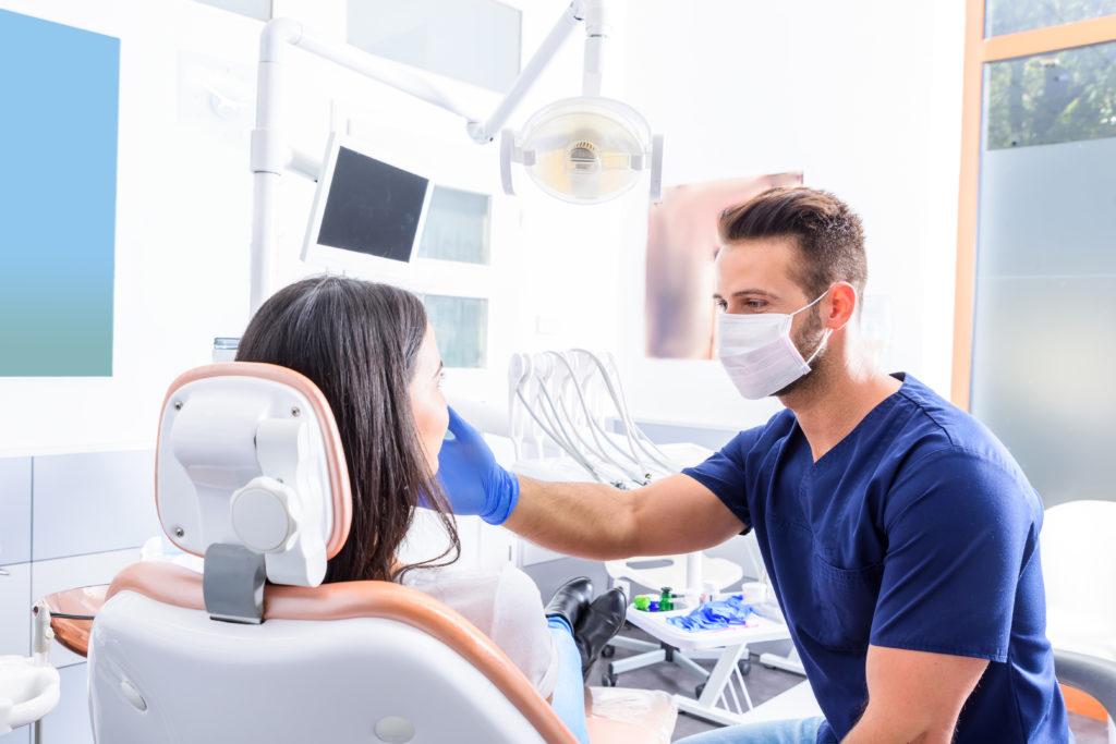 Важность консультации стоматолога: зачем и когда ее нужно получать