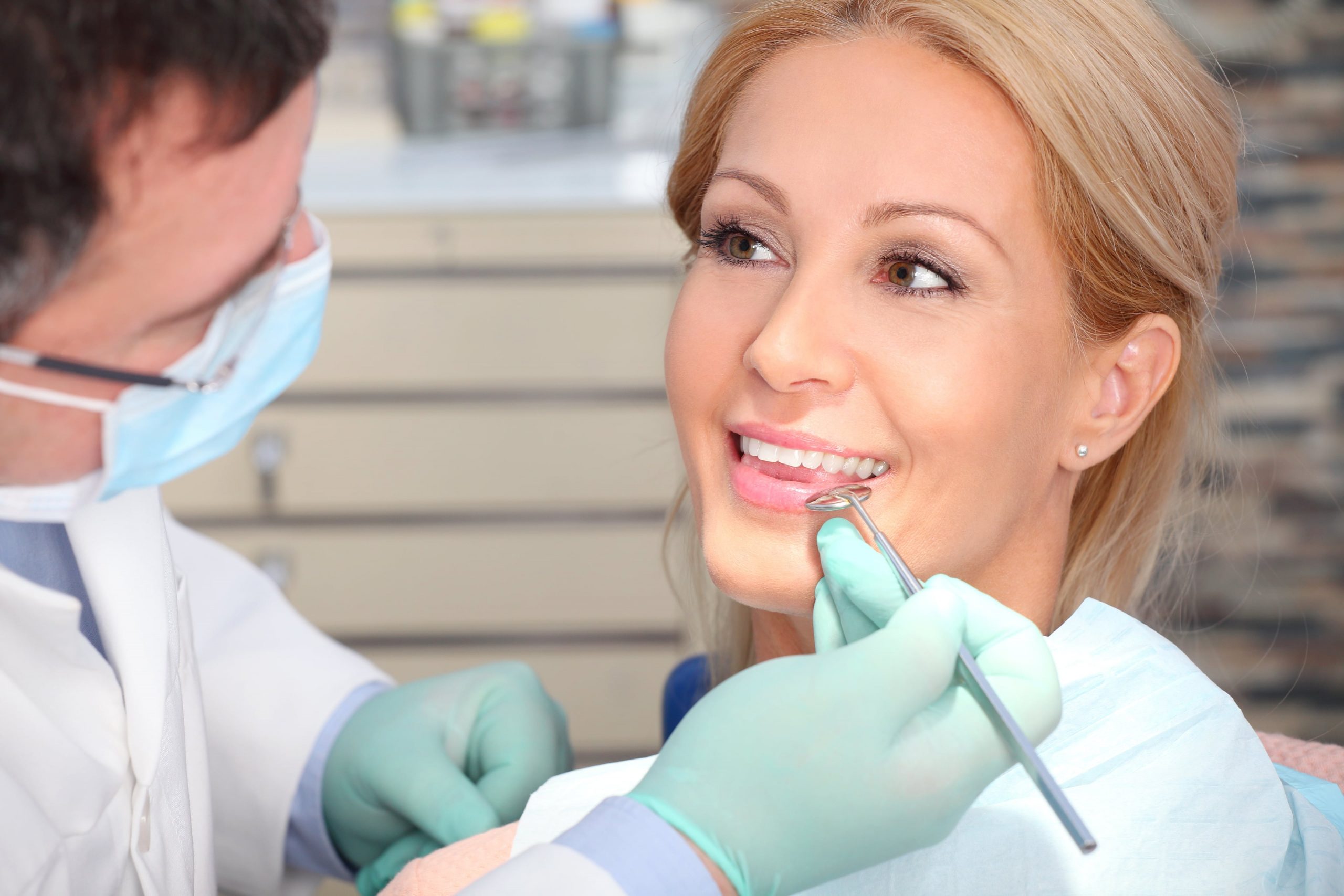 Роль зубного врача в поддержании здоровья зубов и десен