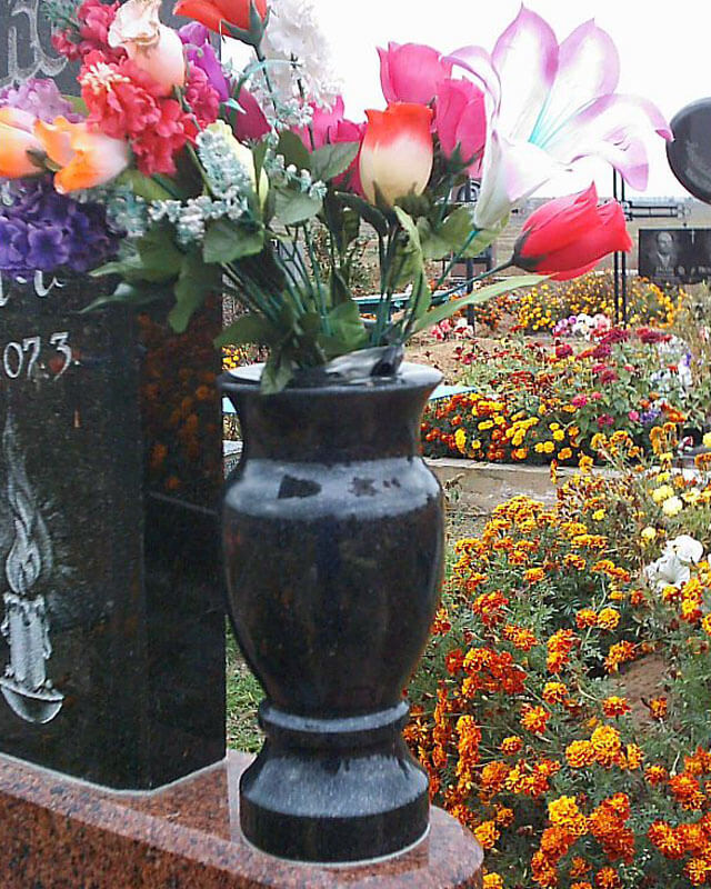 История гранитных ваз на могиле