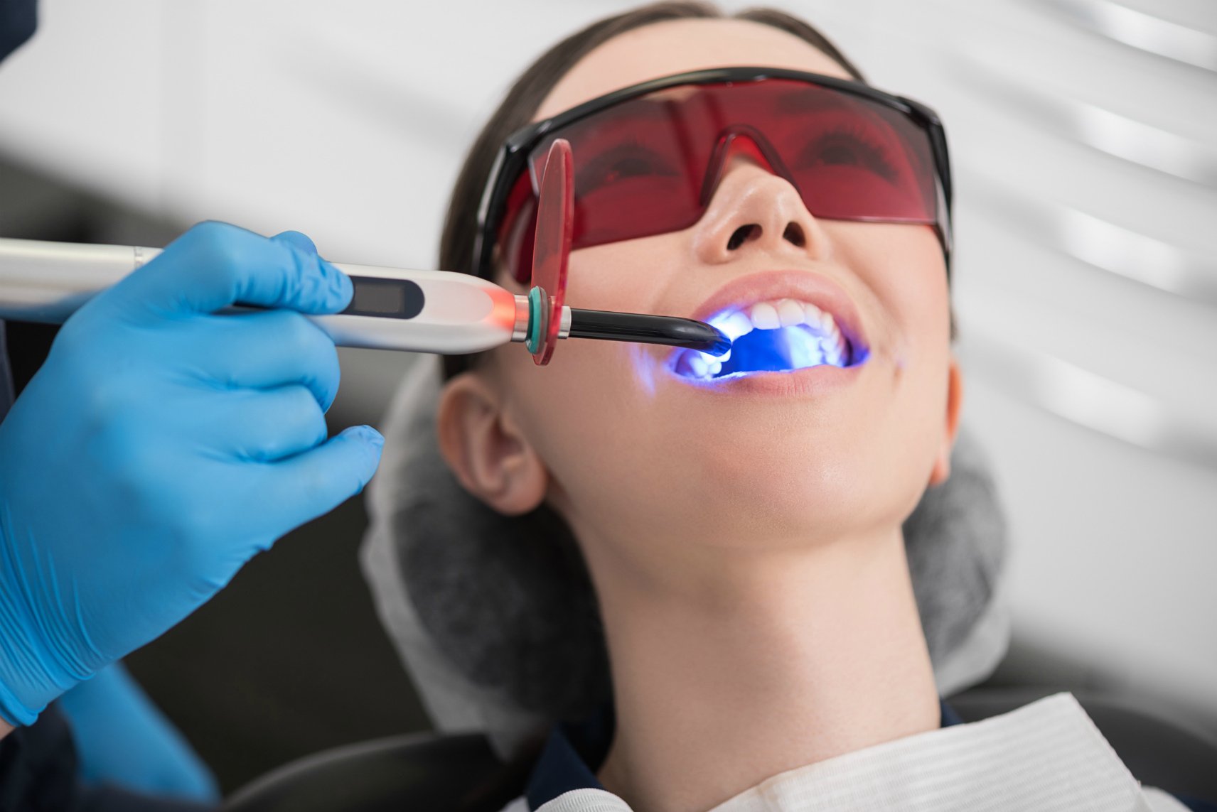 Преимущества отбеливания зубов в стоматологическом кабинете