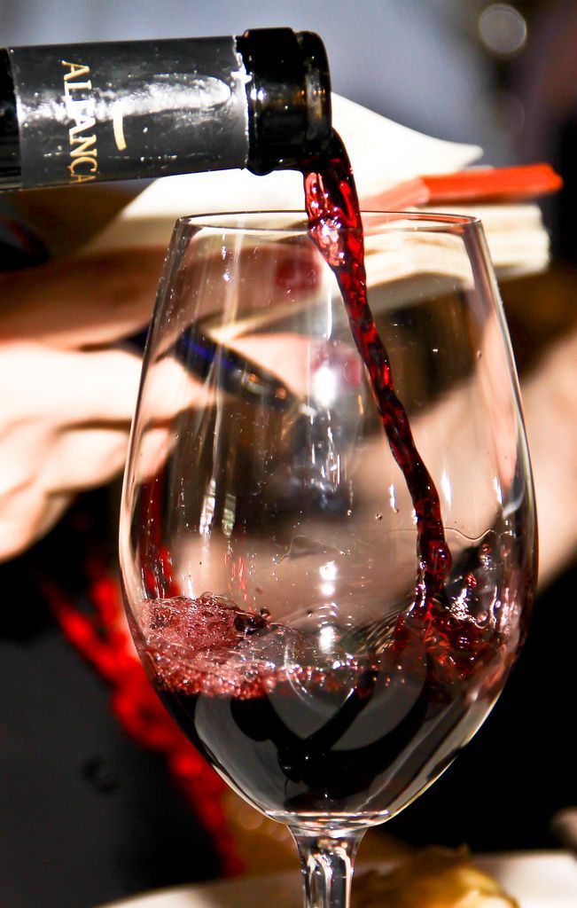 Красное игристое вино: Секреты его производства и таинственный вкус